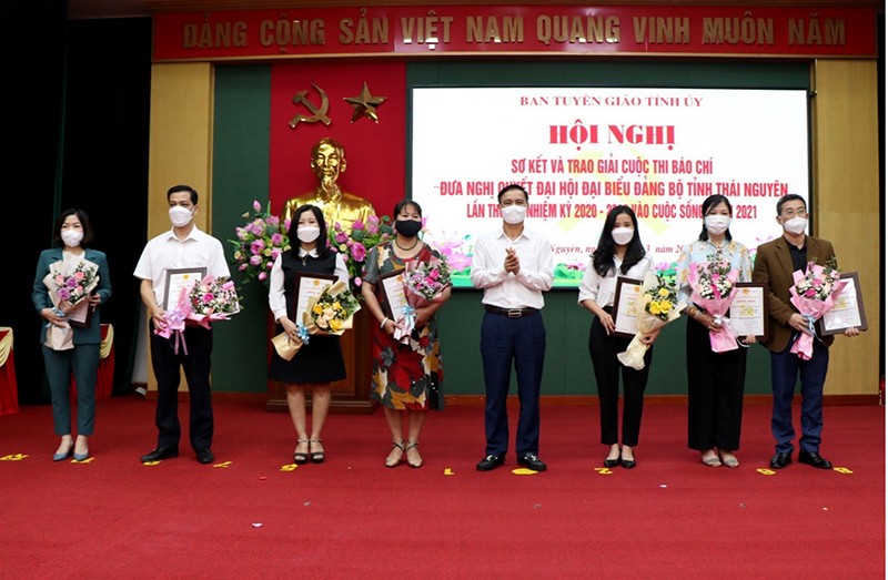 Đồng chí Vũ Duy Hoàng, Ủy viên BTV, Trưởng ban Tuyên giáo Tỉnh ủy trao giải B cho các tác giả đạt giải cuộc thi báo chí “Đưa nghị quyết Đại hội Đảng bộ tỉnh lần thứ XX, nhiệm kỳ 2020 – 2025 vào cuộc sống”.