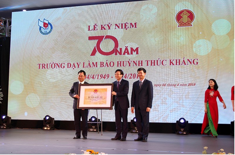  Đồng chí Hồ Quang Lợi - Phó Chủ tịch Thường trực Hội Nhà báo Việt Nam trao Bằng xếp hạng Di tích Quốc gia nhân 70 năm Trường dạy làm báo Huỳnh Thúc Kháng ((4-4-1949 / 4-4-2019) và cho đồng chí Trịnh Việt Hùng, Ủy viên Dự khuyết BCH TW Đảng, Phó Bí thư Tỉnh ủy, Chủ tịch UBND tỉnh Thái Nguyên.