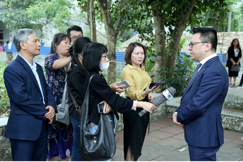 Đồng chí Lê Quốc Minh - Ủy viên BCH TW Đảng, Phó Trưởng ban Tuyên Giáo TW, Tổng Biên tập Báo Nhân dân, Chủ tịch Hội Nhà báo Việt Nam trả lời phỏng vấn tại nơi ra đời Hội Nhà báo Việt Nam (xóm Roòng Khoa, xã Điềm Mặc, huyện Định Hóa, tỉnh Thái Nguyên)