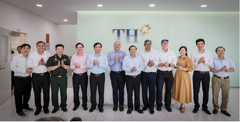 Đại biểu Ban Tuyên giáo Trung ương chụp hình lưu niệm cùng lãnh đạo Tập đoàn TH nhân chuyến thăm và làm việc tại Trang trại.