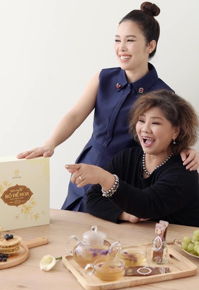 NSND Thanh Hoa với sản phẩm Mật ong Bồ Đề Hoa.