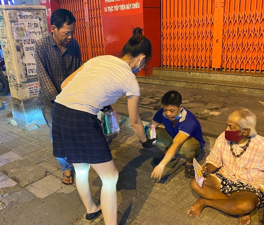 Doanh nhân Lê Thu Hằng phát quà cho những người nghèo trên địa bàn TP HCM.