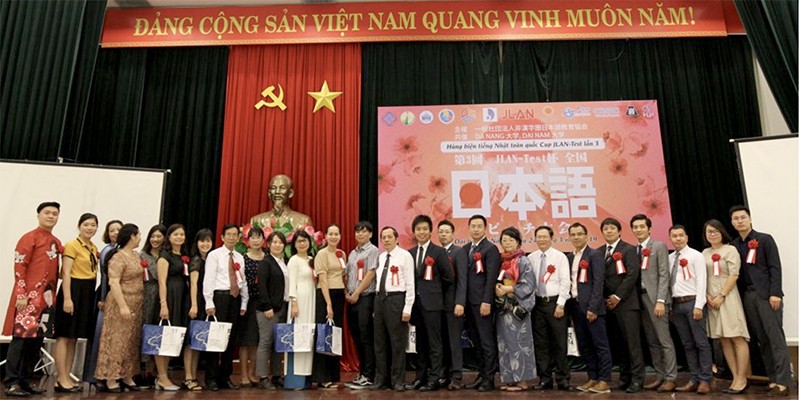 Ông Nguyễn Duy Anh – Đại diện Hiệp hội giáo dục tiếng Nhật JLAN trao học bổng đầu vào cho Tân sinh viên K15 của Khoa NN & VH Nhật Bản – ĐH Đại Nam. Ông Nguyễn Duy Anh – Đại diện Hiệp hội giáo dục tiếng Nhật JLAN trao học bổng đầu vào cho Tân sinh viên K15 của Khoa NN & VH Nhật Bản – ĐH Đại Nam.