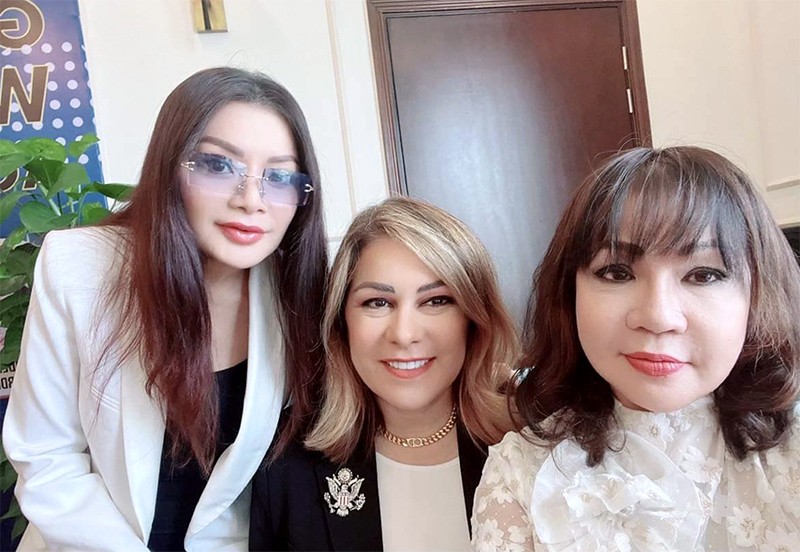 Bà Lâm Hoàng My – CEO Tổng công ty GWA, bà Wilka Toppings - Luật sư di trú và bà Cathy Nguyễn – Quản lý dự án.