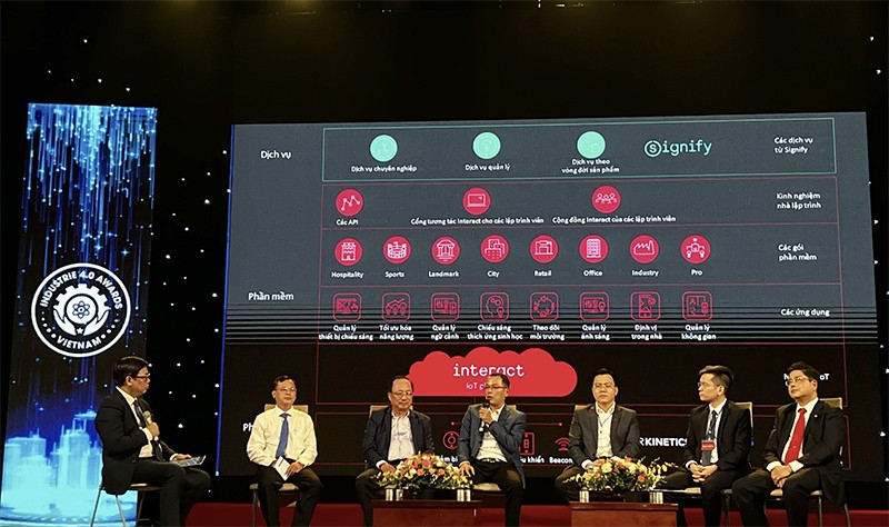 Ông Lê Quốc Thuận, Giám đốc công nghệ Signify Việt Nam cùng đại diện một số doanh nghiệp thảo luận giải pháp công nghiệp 4.0 tại buổi Hội thảo khoa học chuyển đổi số “Top Doanh nghiệp công nghiệp 4.0 Việt Nam”.