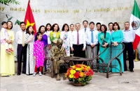 Viếng và dâng hoa lên Tượng đài Chủ tịch Hồ Chí Minh tại Mexico
