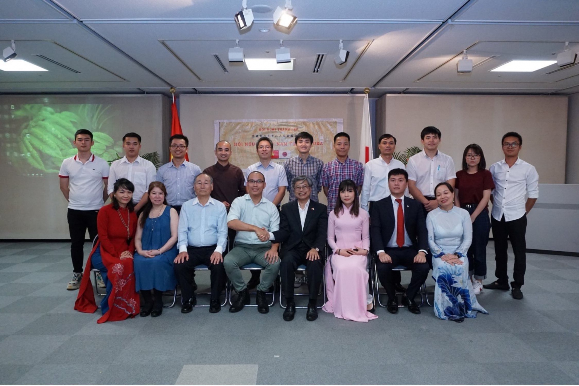 Ông Nguyễn Duy Anh chụp ảnh với Ban Chấp hành Hội người Việt Nam tại Fukuoka và Tổng Lãnh sự Việt Nam tại Fukuoka Vũ Bình.