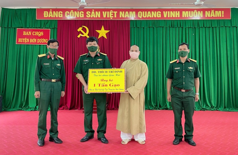 Trao tặng 1 tấn gạo cho Ban Chỉ huy Quân sự huyện Đơn Dương. Trao tặng 1 tấn gạo cho Ban Chỉ huy Quân sự huyện Đơn Dương.