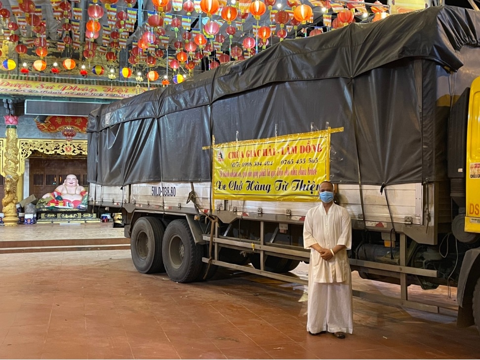 Đại đức Thích Trí Định bên chuyến xe chuẩn bị khởi hành 22 tấn rau, củ, quả về TP. HCM. Đại đức Thích Trí Định bên chuyến xe chuẩn bị khởi hành 22 tấn rau, củ, quả về TP. HCM.