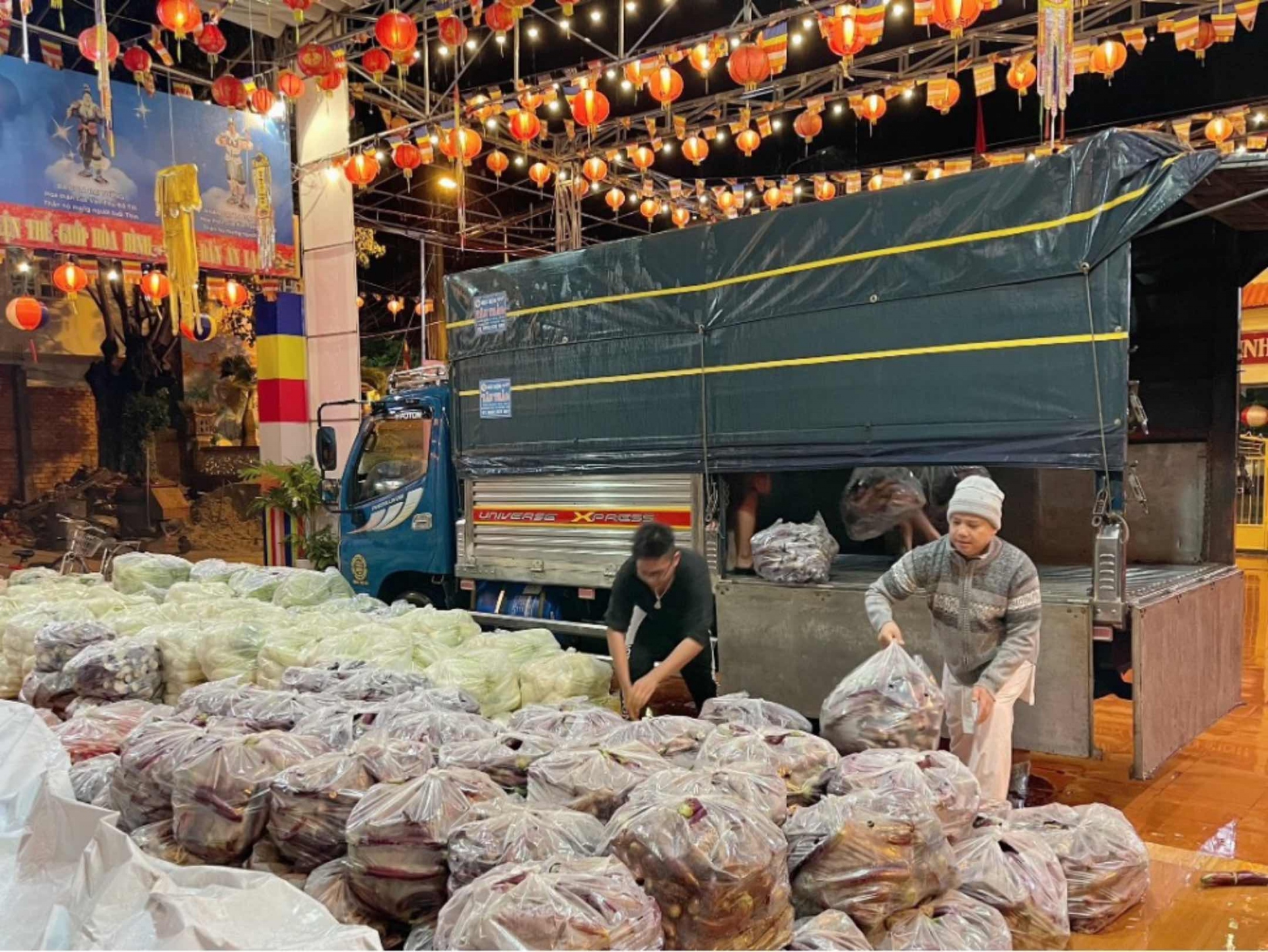 Đại đức Thích Trí Định đang cùng Phật tử chuyển hàng lên xe tải. Đại đức Thích Trí Định đang cùng Phật tử chuyển hàng lên xe tải.