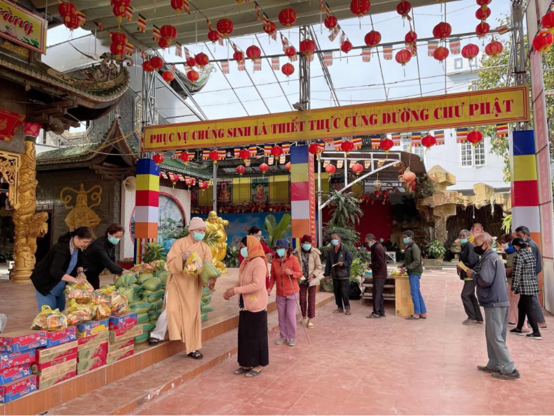 Tặng quà cho bà con dân tộc có hoàn cảnh khó khăn trong mùa dịch. Tặng quà cho bà con dân tộc có hoàn cảnh khó khăn trong mùa dịch.