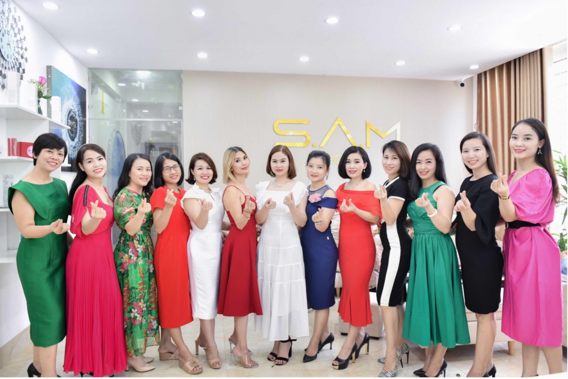 Vùng 6 tổ chức các hoạt động thăm quan và chúc mừng doanh nghiệp.