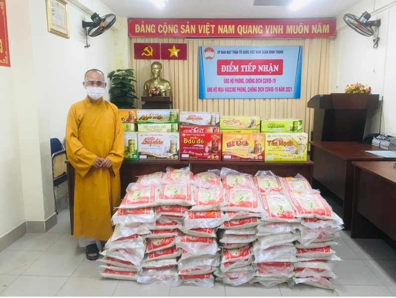  Tập kết đồ cứu trợ cho bà con vùng dịch.