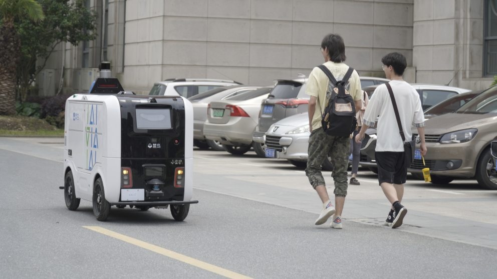 Robot đang hoạt động giao các gói hàng trong khuôn viên trường đại học ở Vũ Hán, Trung Quốc