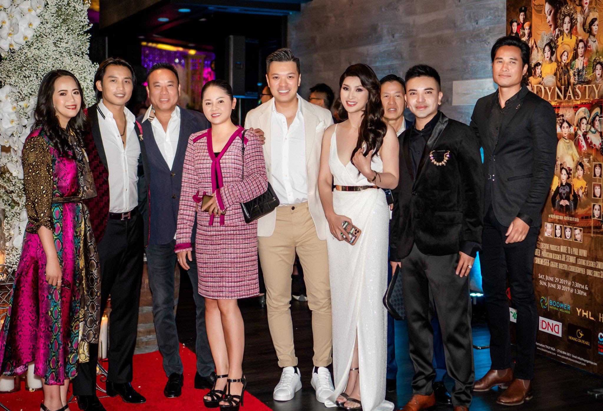 Doanh nhân Kevin Nguyễn (thứ hai từ phải sang) cùng anh chị em nghệ sĩ, doanh nhân tại chương trình. Doanh nhân Kevin Nguyễn (thứ hai từ phải sang) cùng anh chị em nghệ sĩ, doanh nhân tại chương trình.