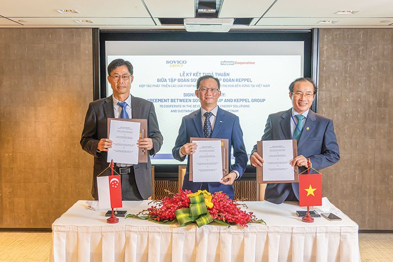 Mr Joseph Low (centre), President (Vietnam) of Keppel Land, together with Mr Tay Lim Heng, Managing Director of Keppel Urban Solutions, and Mr Phung Chu Cuong, General Director of Phu Long Real Estates Corporation, a member of Sovico Group, signed an MOU to cooperate on urbanisation solutions in Vietnam.