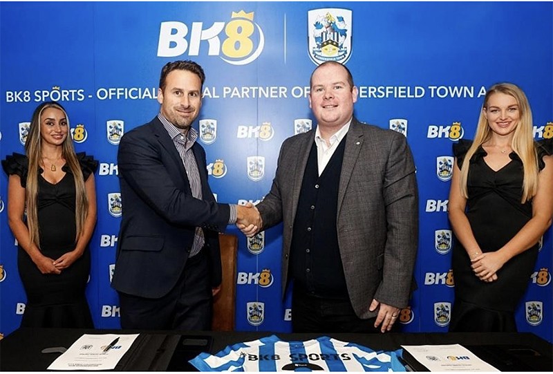 Crystal Palace - Hudderfield Town và Burnley F.C công bố đối tác mùa giải 2022 - 2023 Crystal Palace - Hudderfield Town và Burnley F.C công bố đối tác mùa giải 2022 - 2023