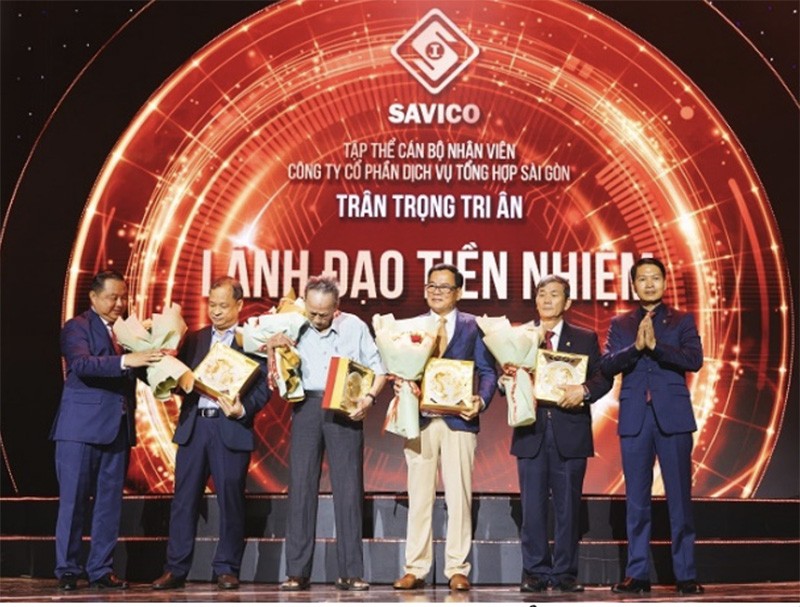 Ban lãnh đạo trao tặng Hoa và kỷ niệm chương để tri ân các thế hệ lãnh đạo (Ảnh: SVC)