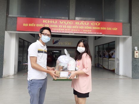 Khoa Ngôn ngữ và Văn hoá Nhật Bản trao quà cho sinh viên bị ảnh hưởng bởi dịch Covid-19