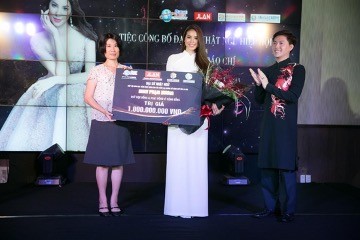  Anh Nguyễn Duy Anh cùng Hoa hậu hoàn vũ Phạm Hương trao học bổng trị giá 1 tỷ đồng cho các em học sinh giỏi có hoàn cảnh khó khăn.