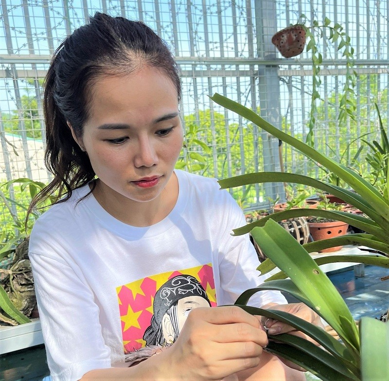 Giờ đây cô giáo Tạ Thị Quyên đã nắm bắt được đặc điểm sinh thái của từng loại lan