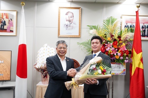 Tổng Lãnh sự Vũ Bình tặng hoa chúc mừng tân Chủ tịch Hội Nguyễn Duy Anh.