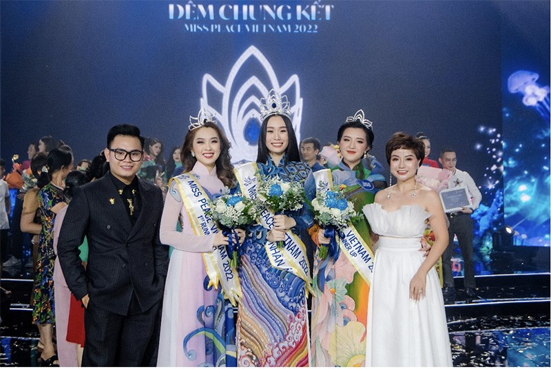 NTK Thi Nguyễn (vest đen) và NTK Giang Kyo (váy trắng) cùng chụp hình với top 3 Miss Peace Viet Nam 2022