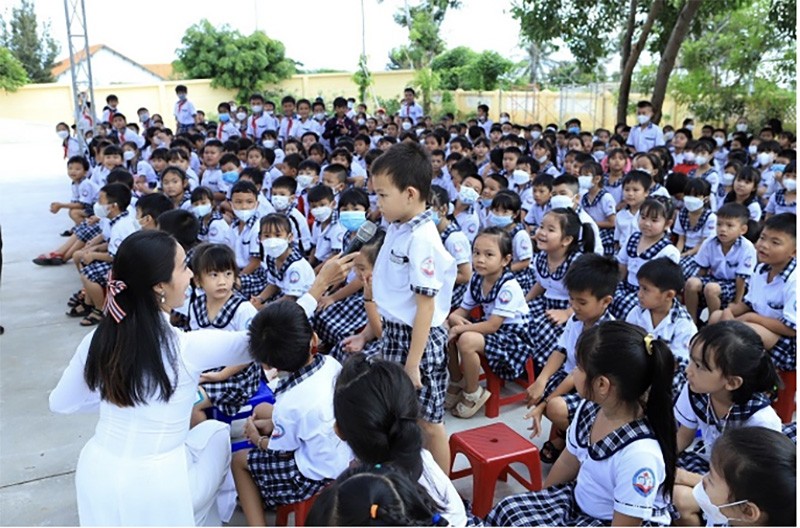 Hàng trăm học sinh trường tiểu học Tiến Thành 1 hào hứng với dự án giảng dạy Tiếng Anh và Tin học miễn phí chuẩn quốc tế (Ảnh: NovaGroup)