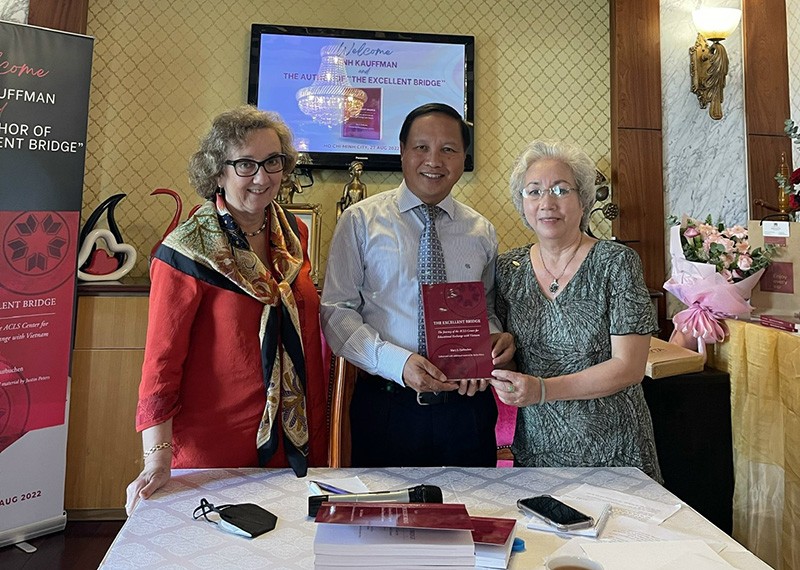 Ra mắt cuốn sách The Excellent Bridge về CEEVN và chị Minh Kauffman