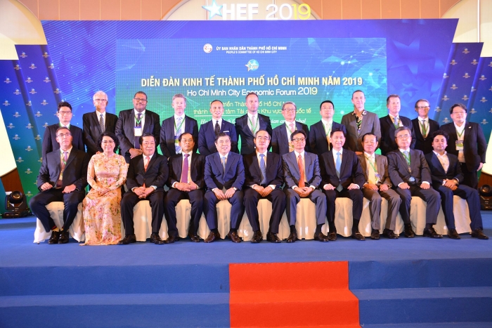 phat trien tp ho chi minh thanh trung tam tai chinh 6 ly do khong nen tri hoan