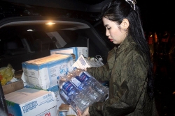 Hoa hậu nhân ái Nguyễn Xuân My vào Quảng Trị cứu trợ người dân vùng lũ