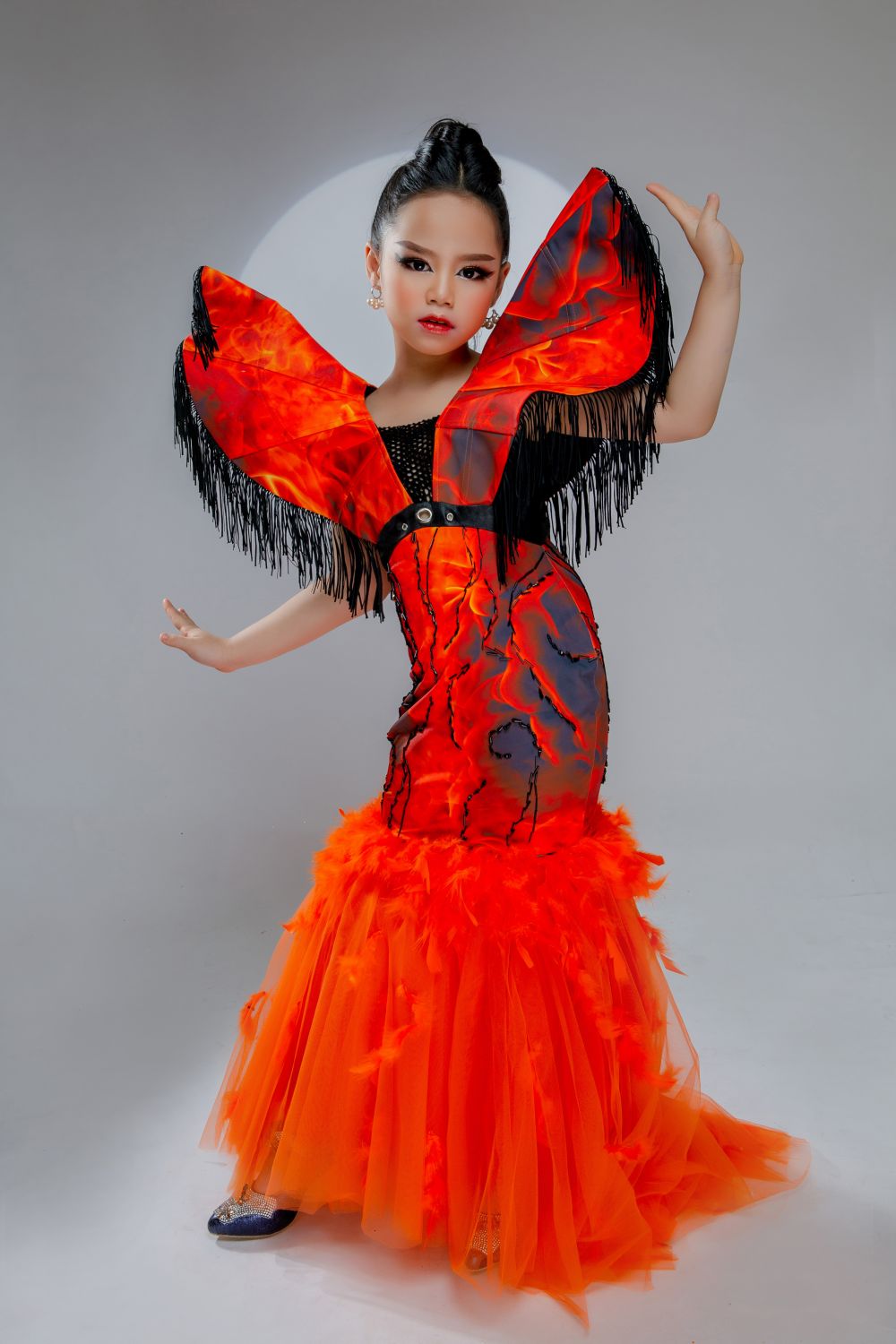 A Hậu Nhi Trần Thị Hoang Van Hanh Trinh 1 Năm Sau đăng Quang Junior Model