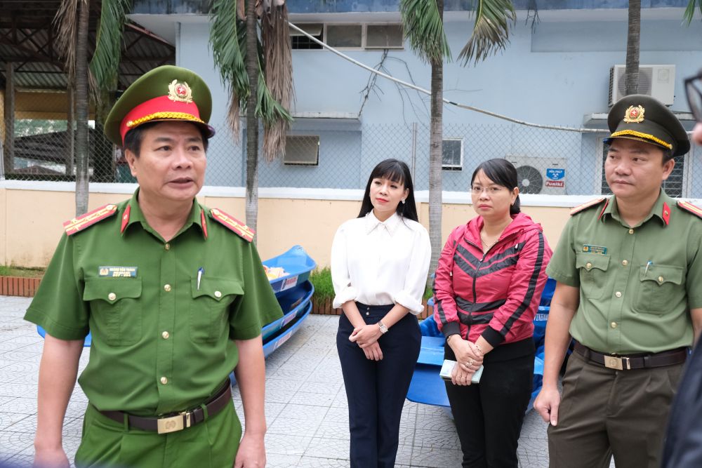 Mang yêu thương đến với bà con vùng mưa lũ miền Trung