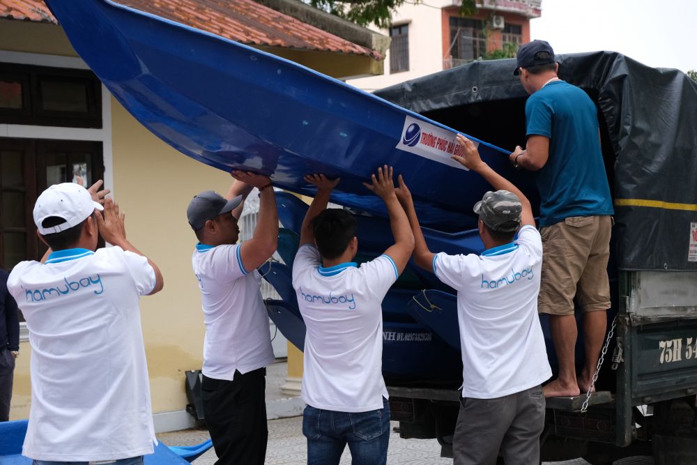 Mang yêu thương đến với bà con vùng mưa lũ miền Trung