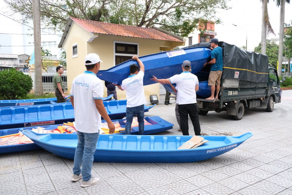 Mang yêu thương đến với bà con vùng mưa lũ miền Trung