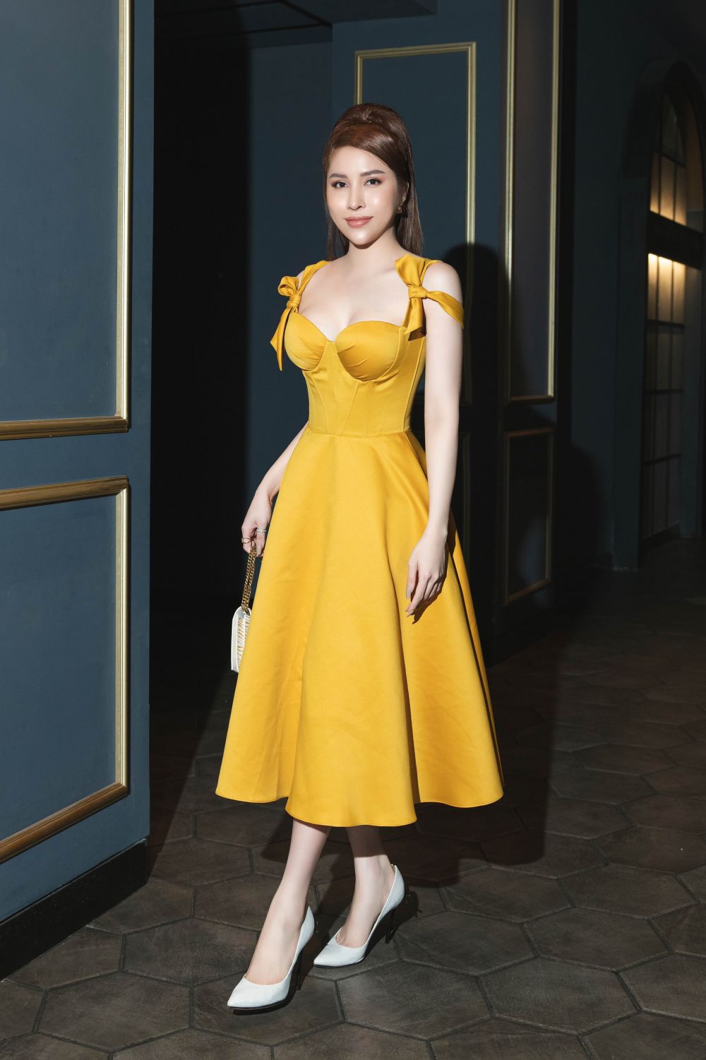 Hoa hậu Lê Thu Thảo chúc mừng Kiều Minh Tuấn và dàn sao phim Tiệc Trăng Máu