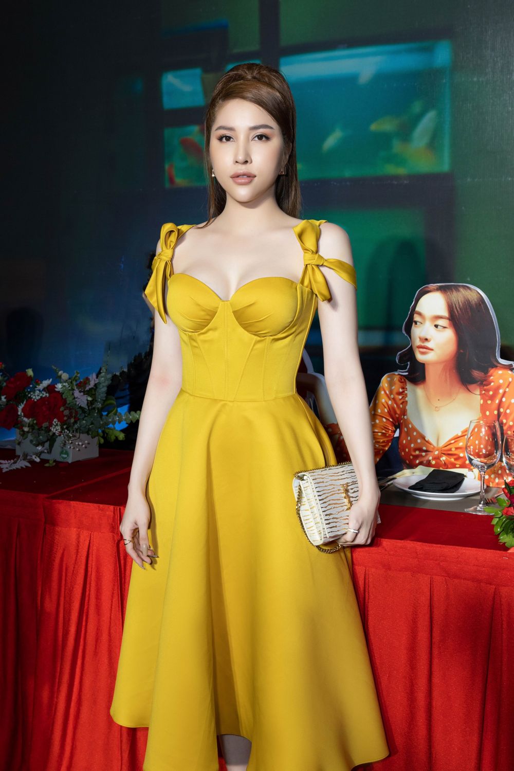 Hoa hậu Lê Thu Thảo chúc mừng Kiều Minh Tuấn và dàn sao phim Tiệc Trăng Máu