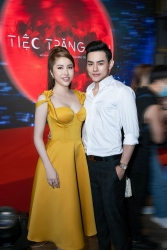 Hoa hậu Lê Thu Thảo chúc mừng Kiều Minh Tuấn và dàn sao phim Tiệc Trăng Máu