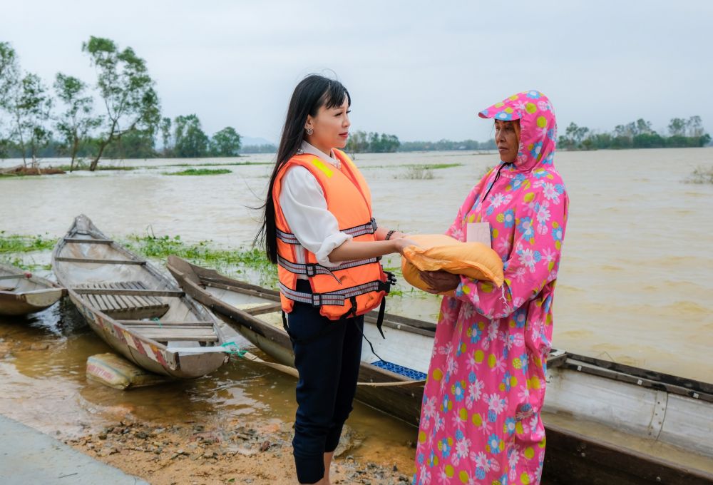 Doanh nhân Phạm Bích Thủy 'Hướng về miền Trung yêu thương' tại tỉnh Thừa Thiên - Huế