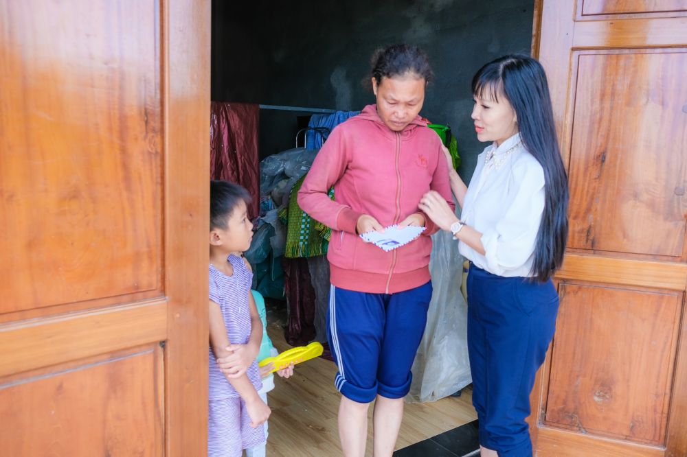 Doanh nhân Phạm Bích Thủy 'Hướng về miền Trung yêu thương' tại tỉnh Thừa Thiên - Huế