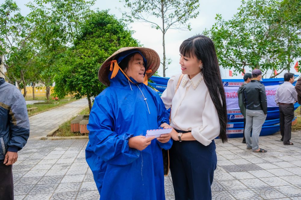 Doanh nhân Phạm Bích Thủy 'Hướng về miền Trung yêu thương' tại tỉnh Thừa Thiên - Huế