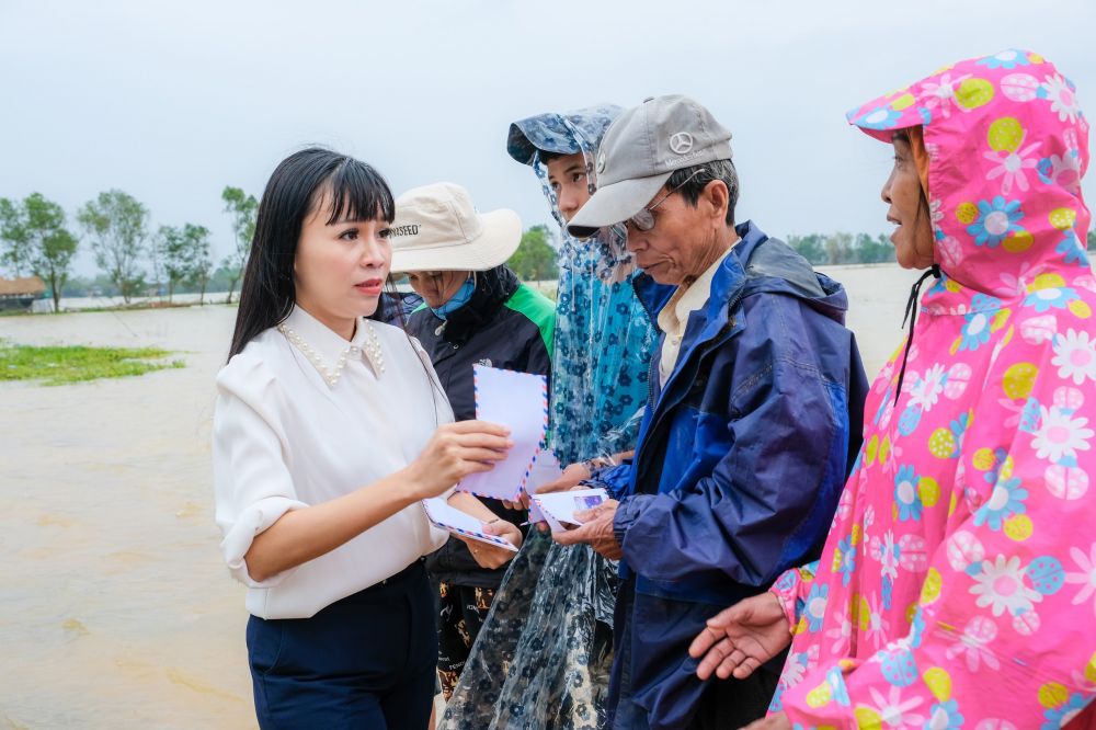 Doanh nhân Phạm Bích Thủy 'Hướng về miền Trung yêu thương' tại tỉnh Thừa Thiên - Huế