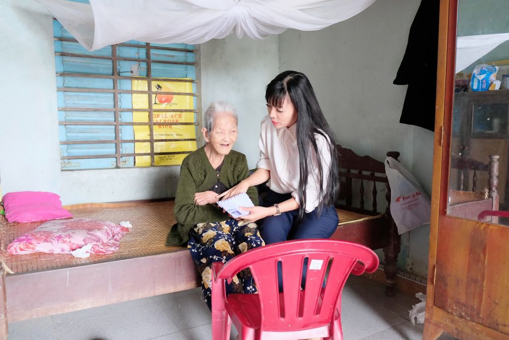 Doanh nhân Phạm Bích Thủy 'Hướng về miền Trung yêu thương' tại tỉnh Thừa Thiên - Huế