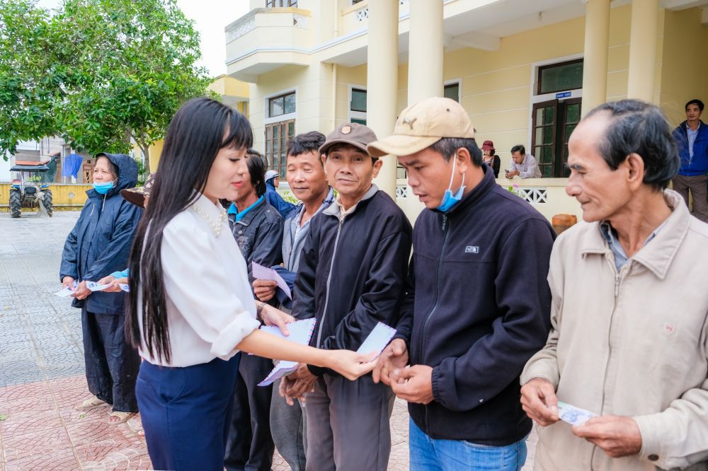 Doanh nhân Phạm Bích Thủy 'Hướng về miền Trung yêu thương' tại tỉnh Thừa Thiên - Huế