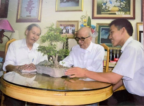 Tác giả bài viết (bên phải) cùng Nhà báo Nguyễn Ngọc Châu lưu niệm cùng Giáo sư Vũ Khiêu năm 2003