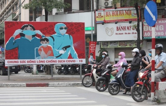 Mỗi người dân cần tiếp tục nâng cao ý thức phòng, chống dịch trong cuộc sống hàng ngày. Ảnh: Thanh Tùng/TTXVN