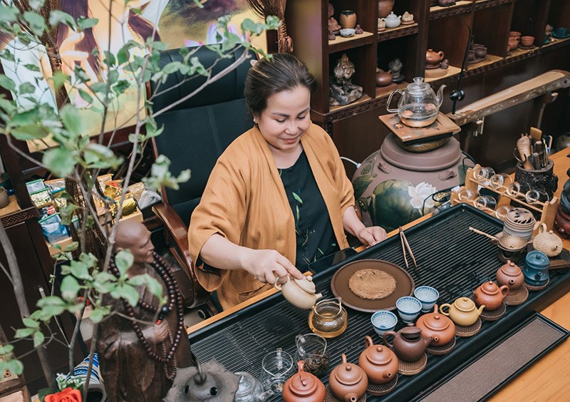 Trà sư Ngô Thị Thanh Tâm trình diễn nghệ thuật pha trà bằng những chiếc ấm Tử sa.
