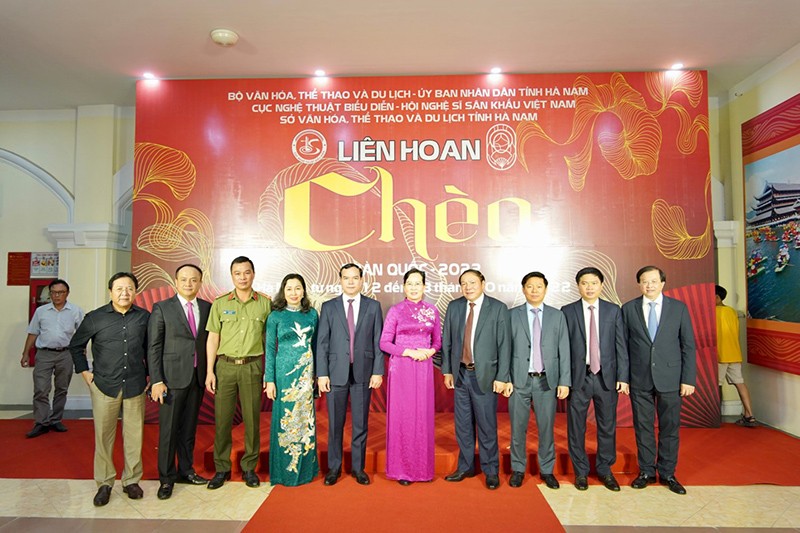 Lãnh đạo các cơ quan Bộ, ngành TW và Lãnh đạo địa phương tham dự Liên hoan.