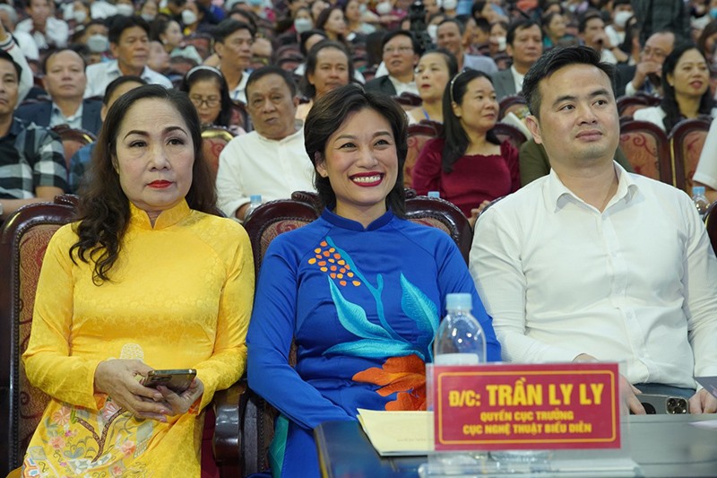 NSƯT Trần Ly Ly (ở giữa) - Quyền Cục trưởng Cục Nghệ thuật Biểu diễn.