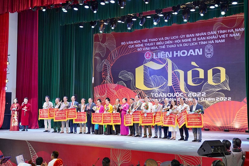 Các đoàn tham dự nhận cờ Lưu niệm của BTC Liên hoan.